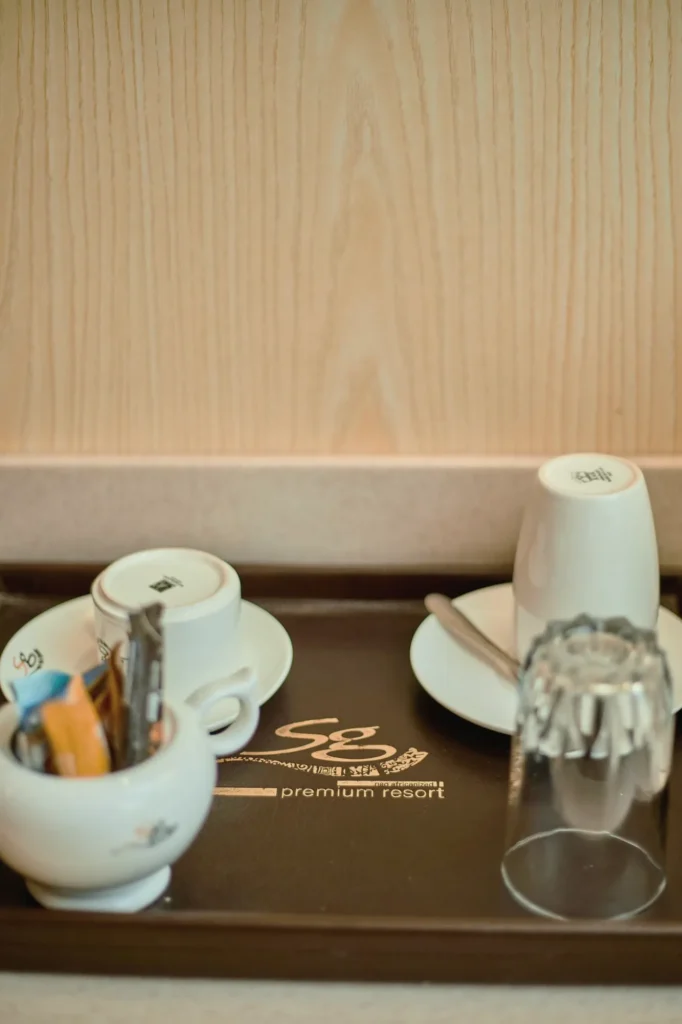 SG-branded tray with cups, sugar and coffee sachets
